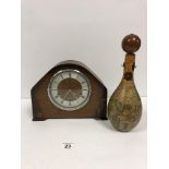 AN EARLY 20TH CENTURY SMITHS OAK CASED MANTLE CLOCK, MADE IN GREAT BRITAIN, 29.5CM WIDE, TOGETHER