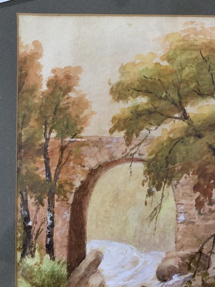 A SIGNED LANDSCAPE OF A RIVER RUNNING UNDER A BRIDGE WATERCOLOUR GOUACHE SCENE IN A GLAZED GILT - Image 5 of 5