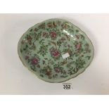 AN ANTIQUE CHINESE PORCELAIN EXPORT FAMILLE VERTE SERVING DISH, CIRCA 1820 HAVING HAND PAINTED