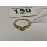 A 9CT YELLOW GOLD LADIES RING WITH A CENTRAL CLAW SET DIAMOND, RING SIZE O, 1.85G