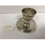 A SILVER EGG CUP OF CIRCULAR FORM, HALLMARKED BIRMINGHAM 1938 BY LEVI & SALAMAN, 29G