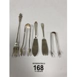 FIVE SILVER PIECES OF FLATWARE, COMPRISING TWO SUGAR TONGS, TWO BUTTER KNIVES AND A PICKLE FORK,