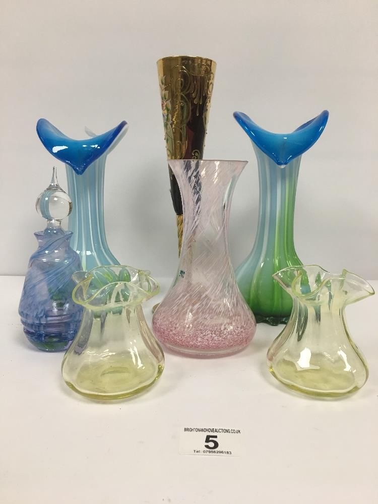 A CAITHNESS GLASS SCENT BOTTLE AND VASE WITH INVERTED NECK TOGETHER WITH FIVE OTHER PIECES OF