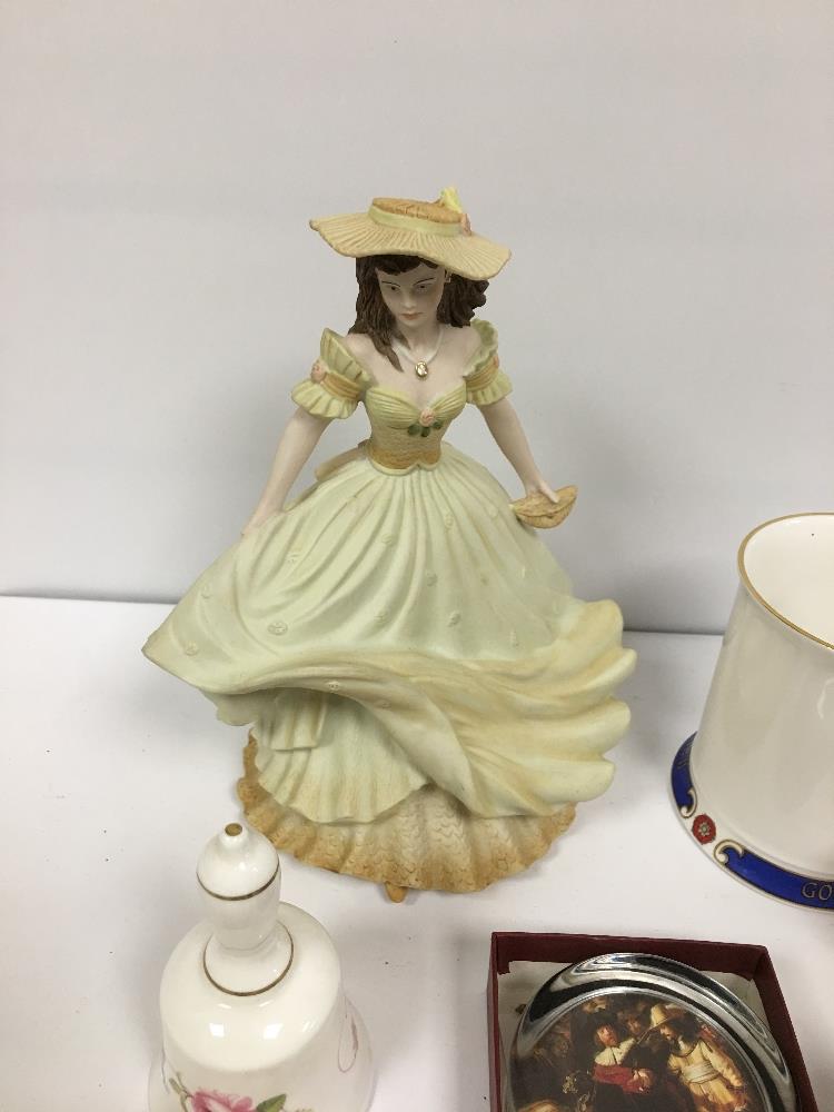 A MIXED GROUP OF ASSORTED CERAMICS, INCLUDING A COALPORT LADY "AGE OF ELEGANCE TEA DANCE" AND MUCH - Image 5 of 12