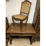 A CONTINENTAL CARVED OAK DESK ON BARLEY TWIST LEGS WITH CARVED CHAIR, DESK 100CM WIDE