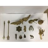 A NUMBER OF BRASS ITEMS TO INCLUDE A BELL AND BRACKET, AN EGRET AND FIRE IRONS TOGETHER WITH OTHER