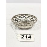 AN EDWARDIAN SILVER BON BON DISH OF CIRCULAR FORM WITH PIERCED DETAILING, HALLMARKED BIRMINGHAM 1910