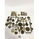 A QUANTITY OF ASSORTED MILITARY CAP BADGES AND BUTTONS OF VARYING SHAPES, SIZES AND REGIMENTS