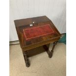 A FLAMED MAHOGANY DAVENPORT DESK WITH THREE DRAWERS AND RED LEATHER TOP, 78CM HIGH