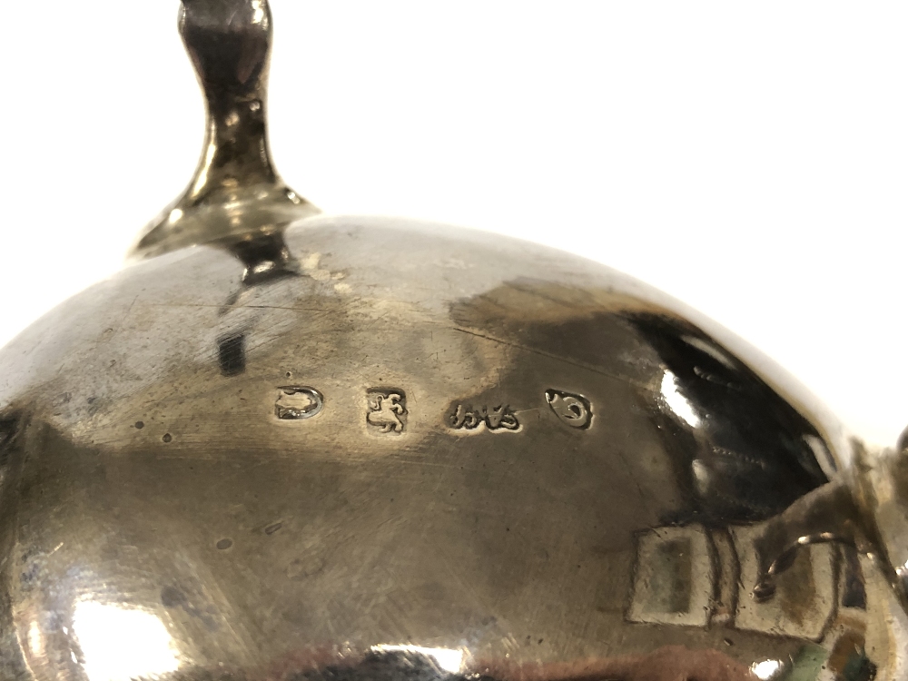 A GEORGE III SILVER SAUCE BOAT RAISED UPON THREE HOOF FEET, HALLMARKED LONDON 1762 BY ALEXANDER - Image 3 of 3