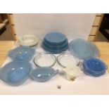 A GROUP OF VINTAGE KITCHEN WARE, MOST BY PYREX, INCLUDING PLATES, BOWLS, SERVING BOWLS AND MORE