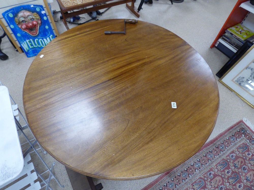 A VICTORIAN WIND OUT MAHOGANY DINING TABLE ON ORIGINAL CASTORS WITH EXTENDING LEAF - Image 6 of 6