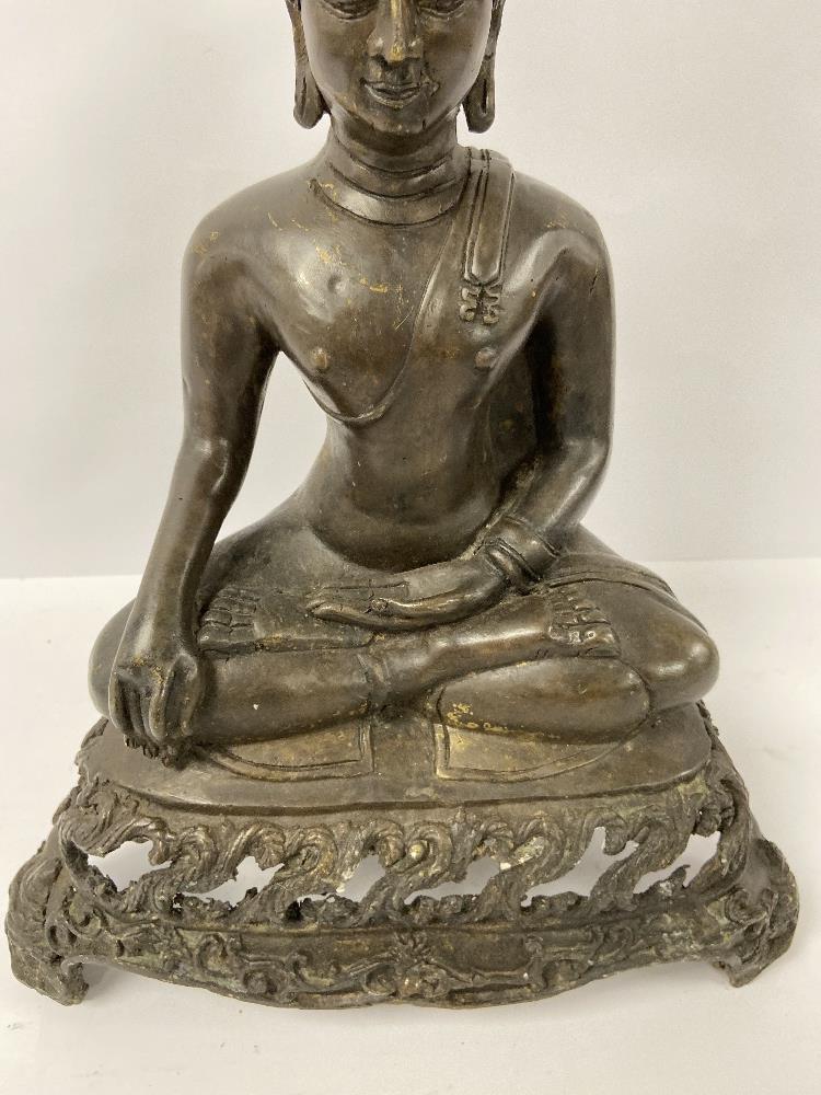 AN ORIENTAL BRONZE FIGURE OF BUDDHA IN A SEATED POSITION, RAISED UPON A THREE FOOTED BASE, 40CM - Image 3 of 3