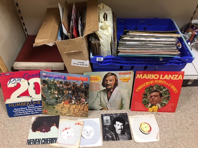 A LARGE COLLECTION OF VINTAGE VINYL RECORDS