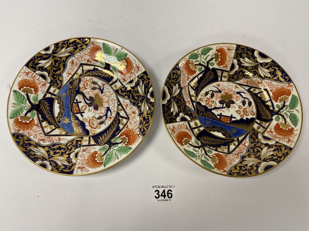 A PAIR OF 19TH CENTURY DERBY PORCELAIN PLATES WITH IMARI DECORATION, 22CM DIAMETER