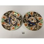 A PAIR OF 19TH CENTURY DERBY PORCELAIN PLATES WITH IMARI DECORATION, 22CM DIAMETER