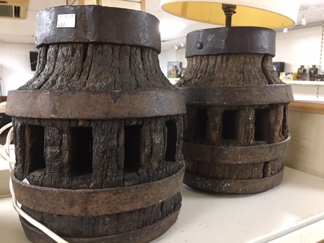 A PAIR OF LARGE UNUSUAL TABLE LAMPS FORMED OUT OF WOODEN CARTWHEEL WAGON WHEEL HUBS WITH COOPERED - Image 2 of 4