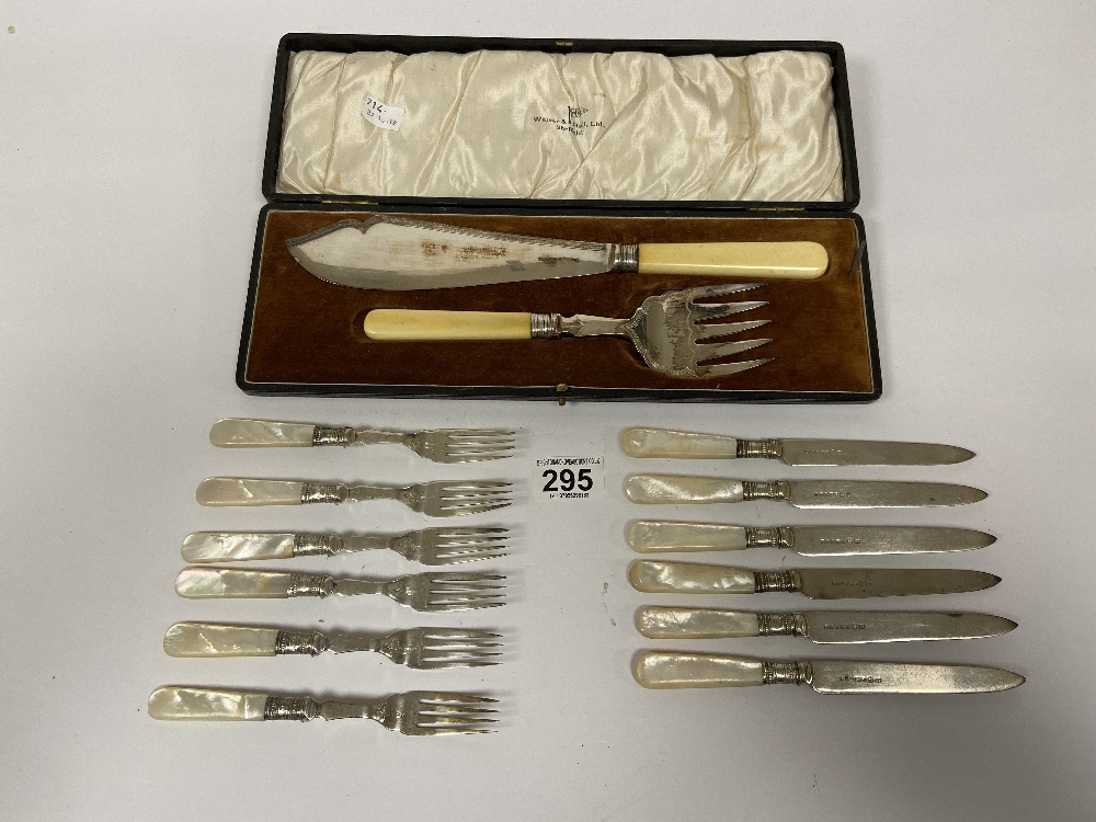 A WALKER AND HALL SILVER COLLARED FISH SERVING KNIFE AND FORK IN ORIGINAL FITTED CASE, TOGETHER WITH