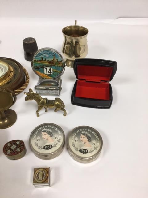 ASSORTED COLLECTABLES INCLUDING CHROME TOWER BRIDGE DESK CALENDAR, SMALL WALL BAROMETER, BRASS - Image 3 of 5