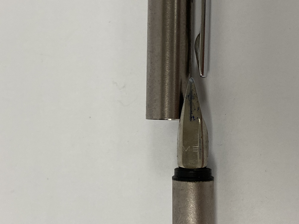 A VINTAGE MONT BLANC STAINLESS STEEL FOUNTAIN PEN, DATSUN LAUREL APPLIED TO THE SIDE, 13.5CM LONG - Image 3 of 3