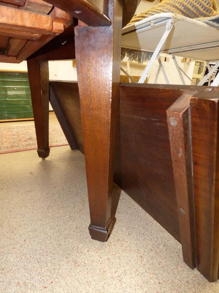 A VICTORIAN WIND OUT MAHOGANY DINING TABLE ON ORIGINAL CASTORS WITH EXTENDING LEAF - Image 3 of 6