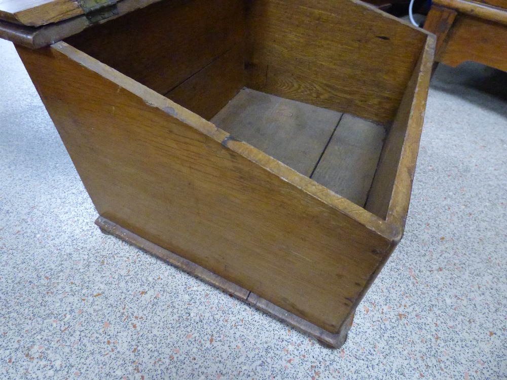 A 1960S VINTAGE OAK BIBLE BOX - Image 5 of 5