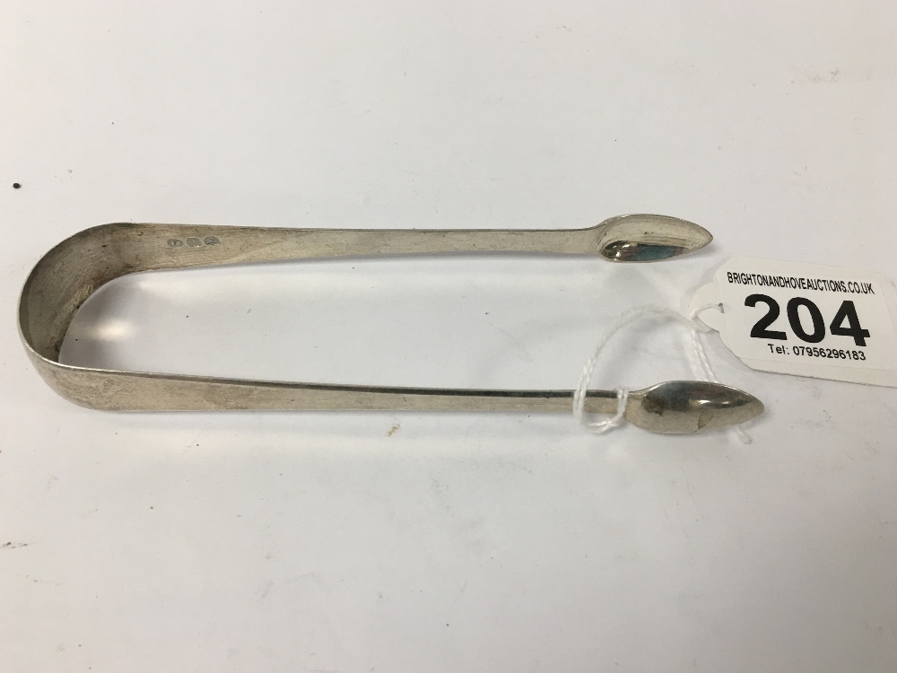 A PAIR OF GEORGE III SILVER SUGAR TONGS, HALLMARKED LONDON 1820, MAKERS MARK WE, 37G