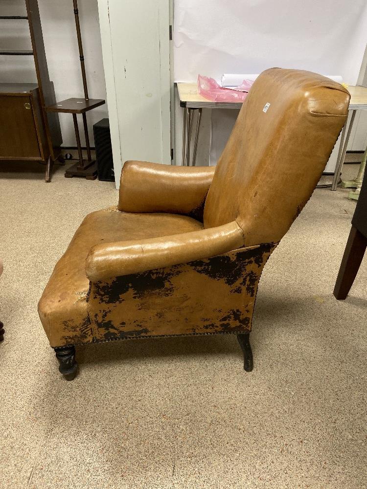 A VINTAGE BROWN LEATHER CLUB ARMCHAIR - Image 3 of 5