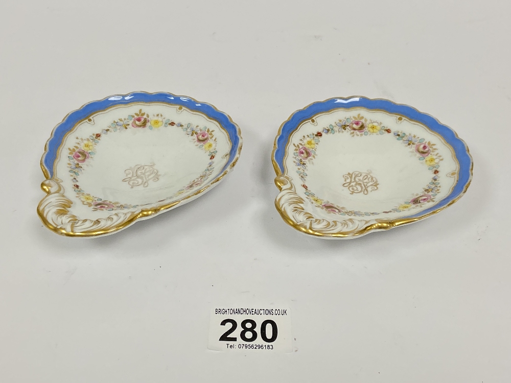 A PAIR OF MEISSEN SHELL SHAPED PORCELAIN BON BON DISHES, 13CM WIDE