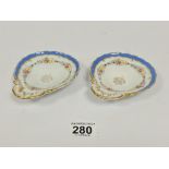 A PAIR OF MEISSEN SHELL SHAPED PORCELAIN BON BON DISHES, 13CM WIDE