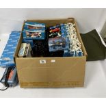 A LARGE COLLECTION OF VINTAGE SCALEXTRIC RELATED ITEMS, INCLUDING THREE BOXED VEHICLES; JPS