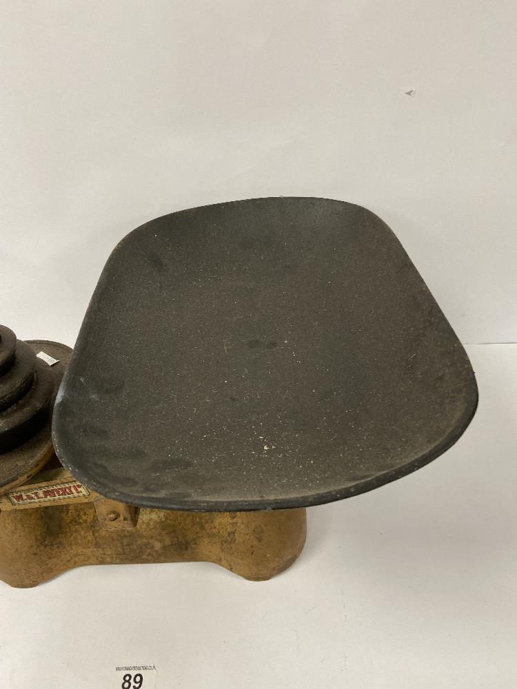 A SET OF W&T AVERY LTD KITCHEN SCALES INCLUDING GRADUATED SET OF WEIGHTS - Image 3 of 7