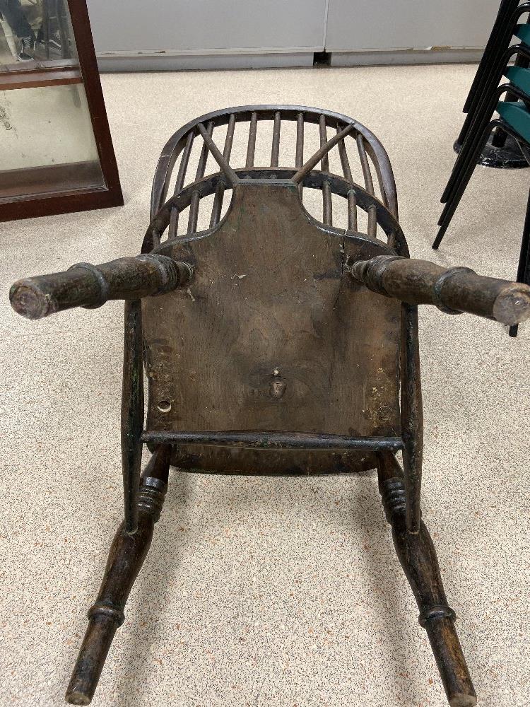 A LARGE EARLY ELM WINDSOR STICK BACK CHAIR - Image 3 of 4