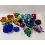 LARGE COLLECTION OF COLOURED ART GLASS, INCLUDING DISHES, PAPERWEIGHTS AND MORE, NINETEEN PIECES