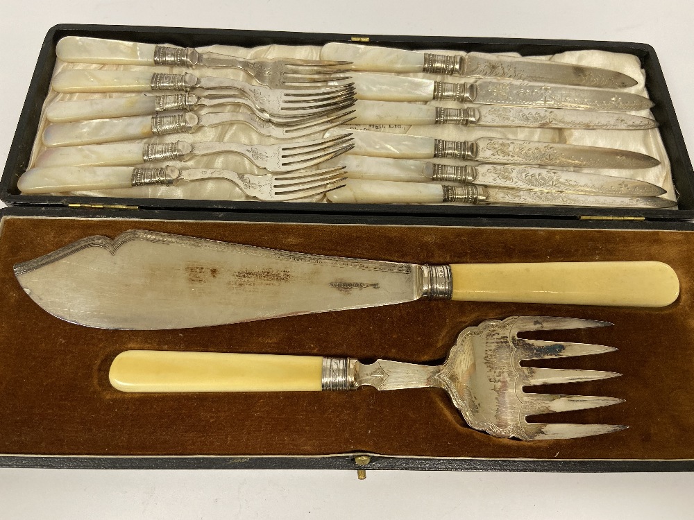 A WALKER AND HALL SILVER COLLARED FISH SERVING KNIFE AND FORK IN ORIGINAL FITTED CASE, TOGETHER WITH - Image 5 of 7