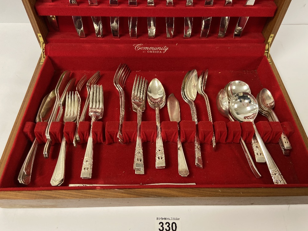 AN EXTENSIVE CANTEEN OF SILVER PLATED "COMMUNITY" CUTLERY BY ONEIDA - Image 2 of 5