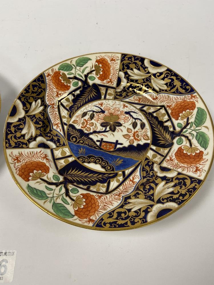 A PAIR OF 19TH CENTURY DERBY PORCELAIN PLATES WITH IMARI DECORATION, 22CM DIAMETER - Image 2 of 5