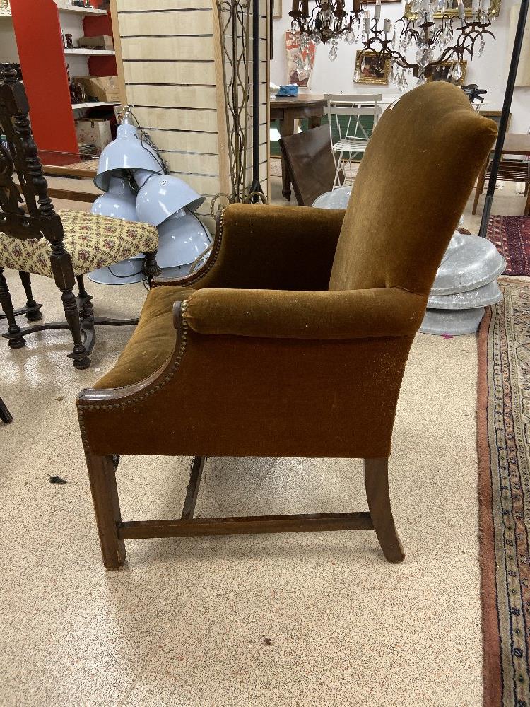 AN EDWARDIAN BROWN VELVET ARMCHAIR - Image 4 of 4