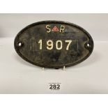 A VINTAGE SOUTHERN RAILWAY IRON PLAQUE "1907" OF OVAL FORM, 25.5CM WIDE
