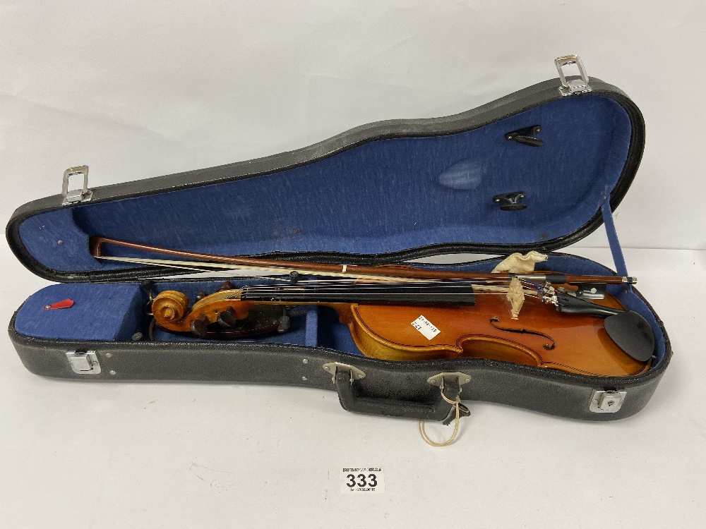 A VINTAGE STUDENTS VIOLIN WITH BOW BY LARK, MADE IN CHINA, IN FITTED CASE