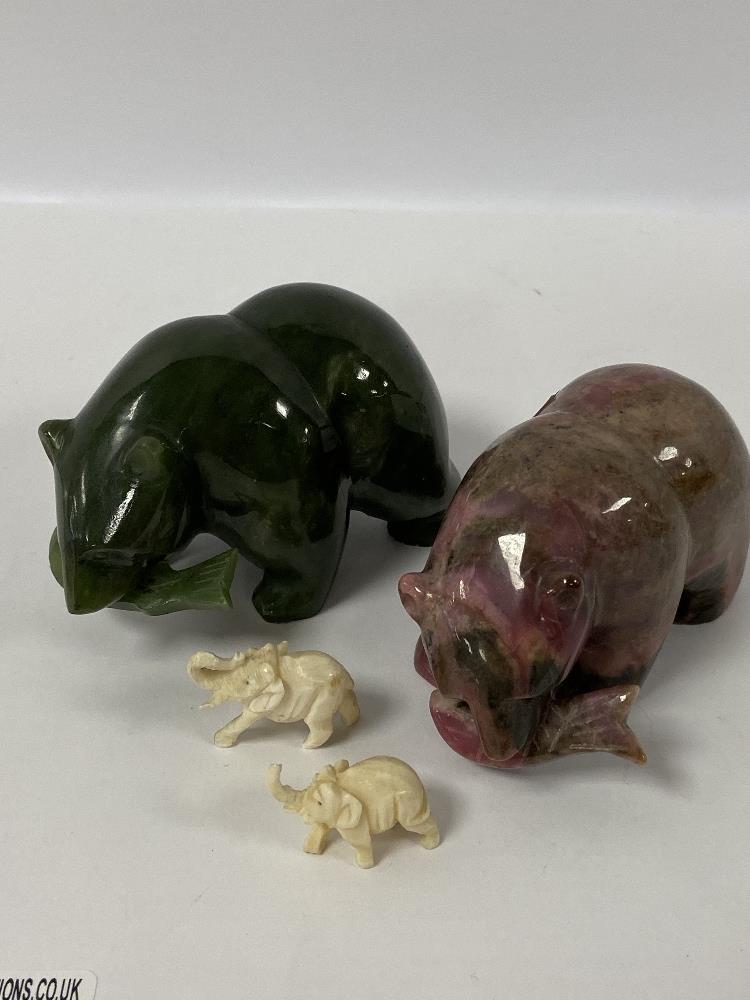 TWO CARVED STONE FIGURES OF BEARS HOLDING FISH, POSSIBLY JADEITE, 7.5CM WIDE, TOGETHER WITH TWO - Image 4 of 4