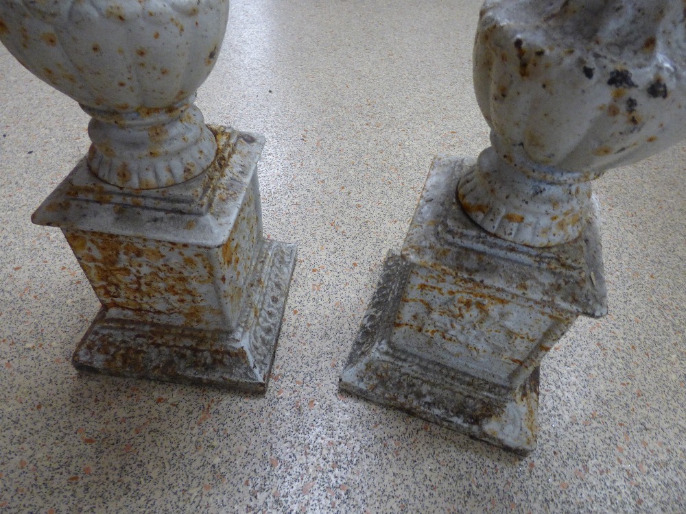 A PAIR OF METAL CANDLESTICKS, 70CMS - Image 5 of 5