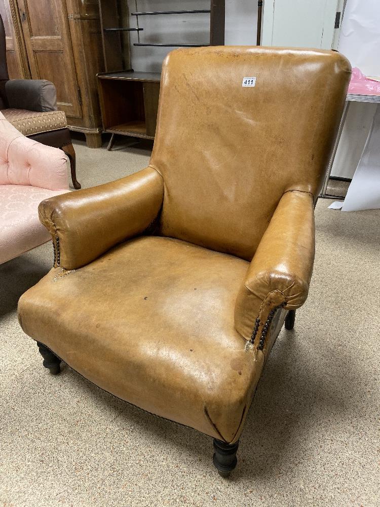A VINTAGE BROWN LEATHER CLUB ARMCHAIR - Image 2 of 5
