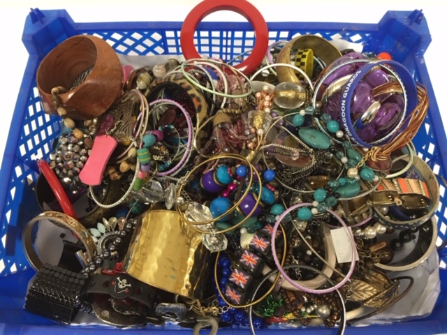 A LARGE ASSORTMENT OF VINTAGE COSTUME JEWELLERY INCLUDING NECKLACES, BANGLES AND MORE - Image 2 of 2