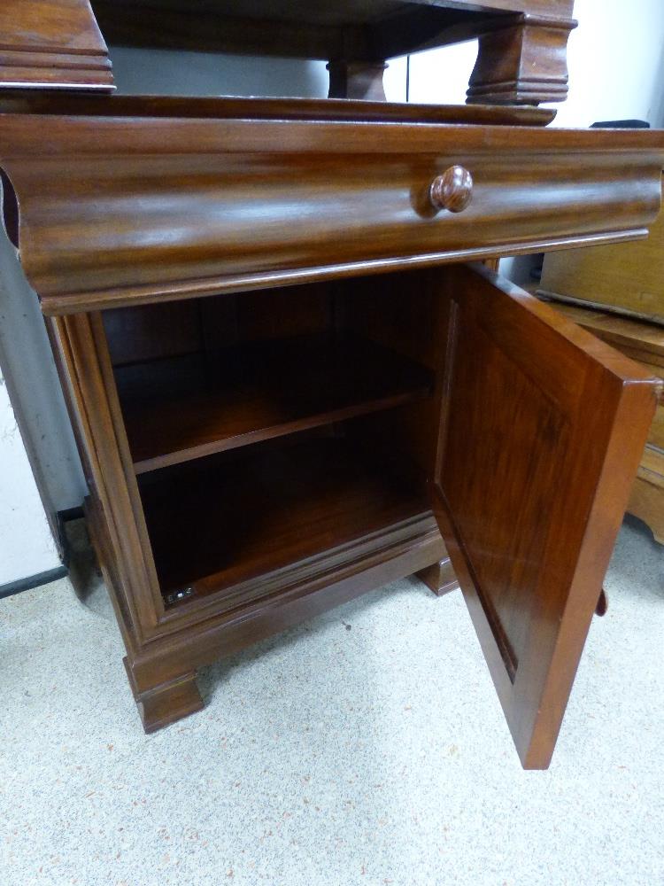 A PAIR OF MAHOGANY BESIDE CHESTS - Image 5 of 5