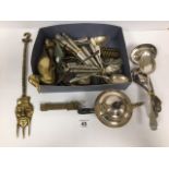 A MIXED LOT OF COLLECTIBLES, INCLUDING SILVER PLATED CUTLERY, BRASS DOOR KNOCKER SHAPED AS A