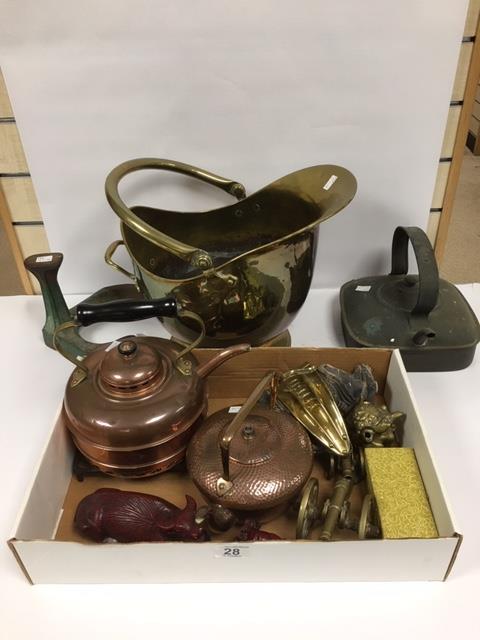 A MIXED LOT OF COLLECTIBLES, INCLUDING A NOVELTY BRASS INKWELL, HAMMERED COPPER KETTLE, TWO CARVED