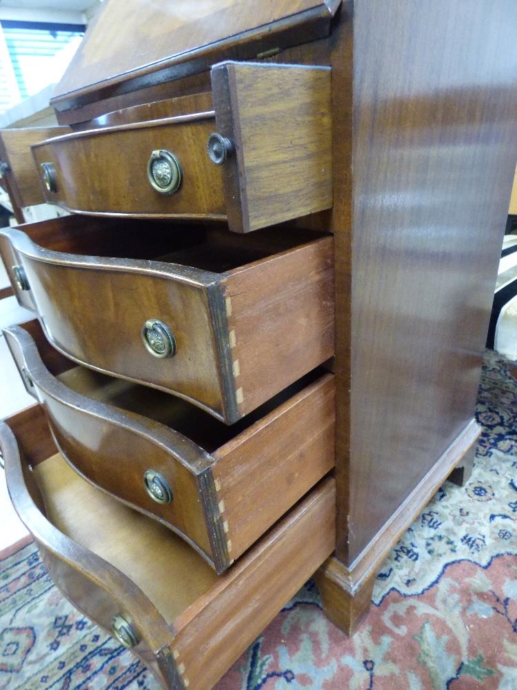 A SMALL SERPENTINE FRONT MAHOGANY BUREAU 53 X 41 X 94 WITH LOCKABLE KEY - Image 4 of 5