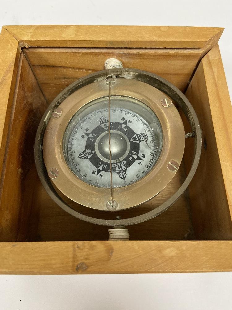 A SMALL CHINESE SHIPS GIMBAL COMPASS IN WOODEN BOX, COMPASS ITSELF 8CM DIAMETER - Image 3 of 4
