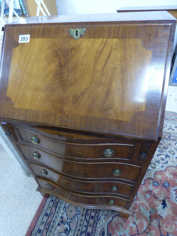 A SMALL SERPENTINE FRONT MAHOGANY BUREAU 53 X 41 X 94 WITH LOCKABLE KEY